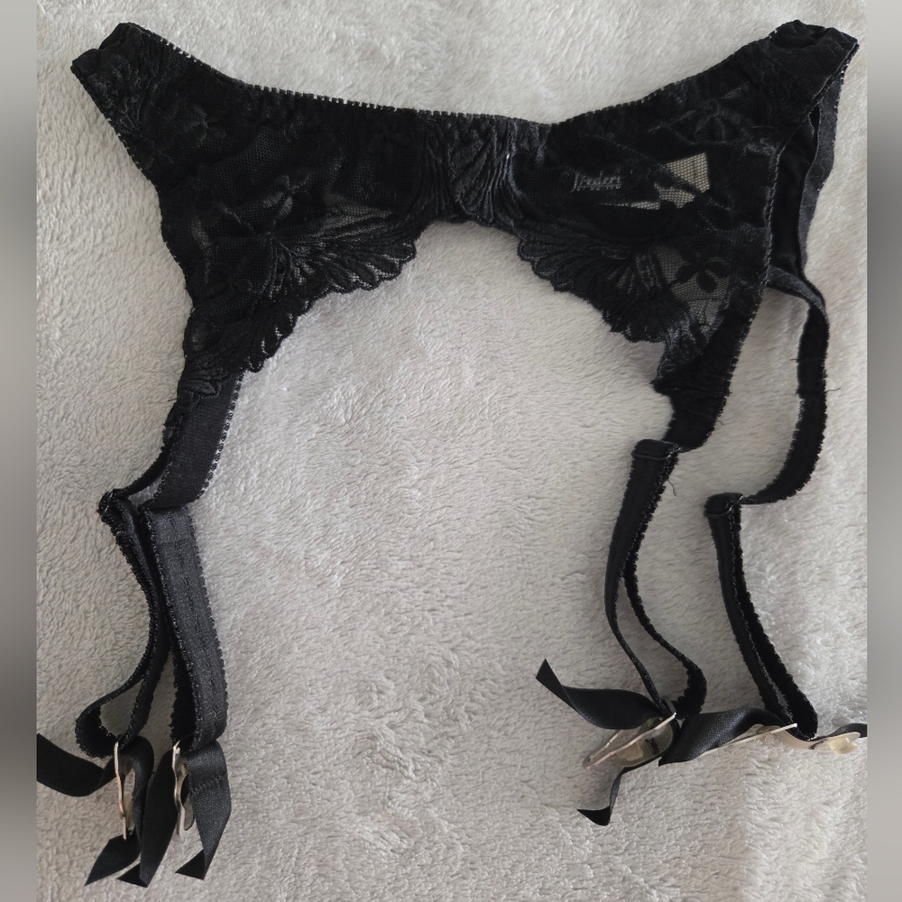 ✨️ 4 for $30 ✨️ FREDERICK'S Black Lace Women's Garter Belt